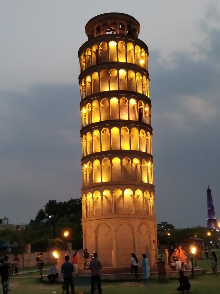 Leaning tower of pisa