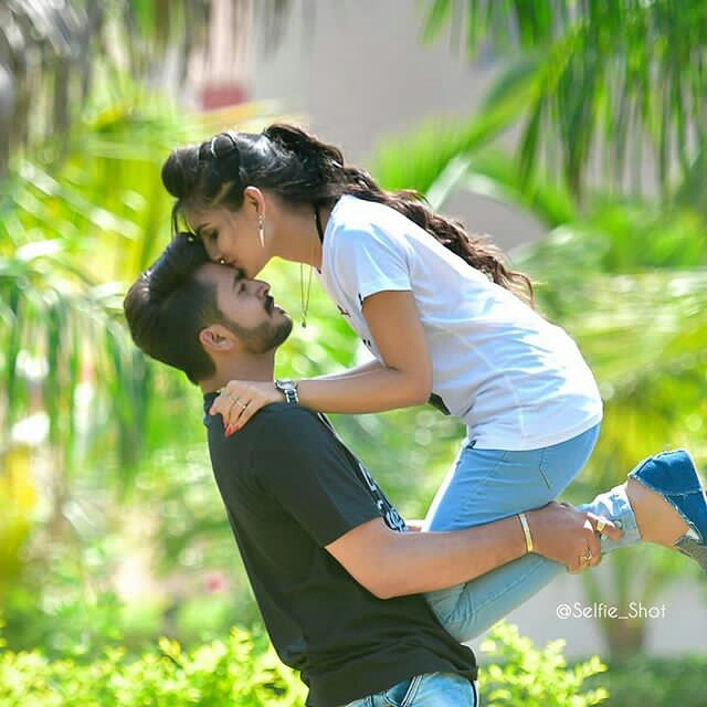 lovely pose with kiss