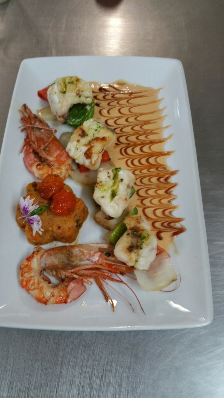 brocheta de rape y camarones .crema de su higado con