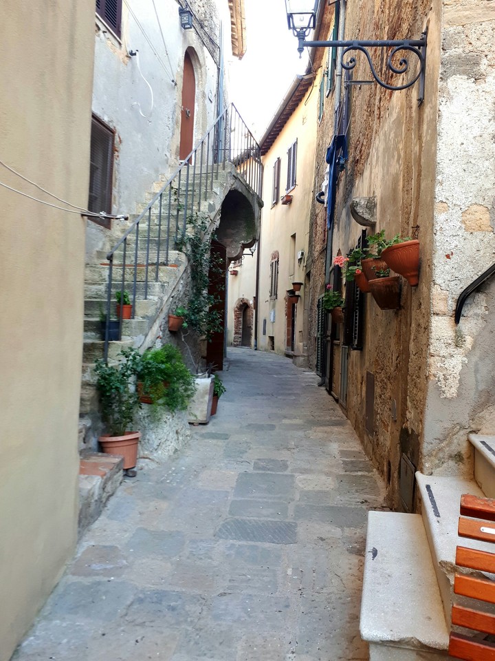 Dentro al vicolo