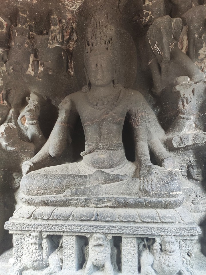statue