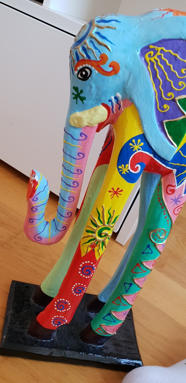 Color elephant