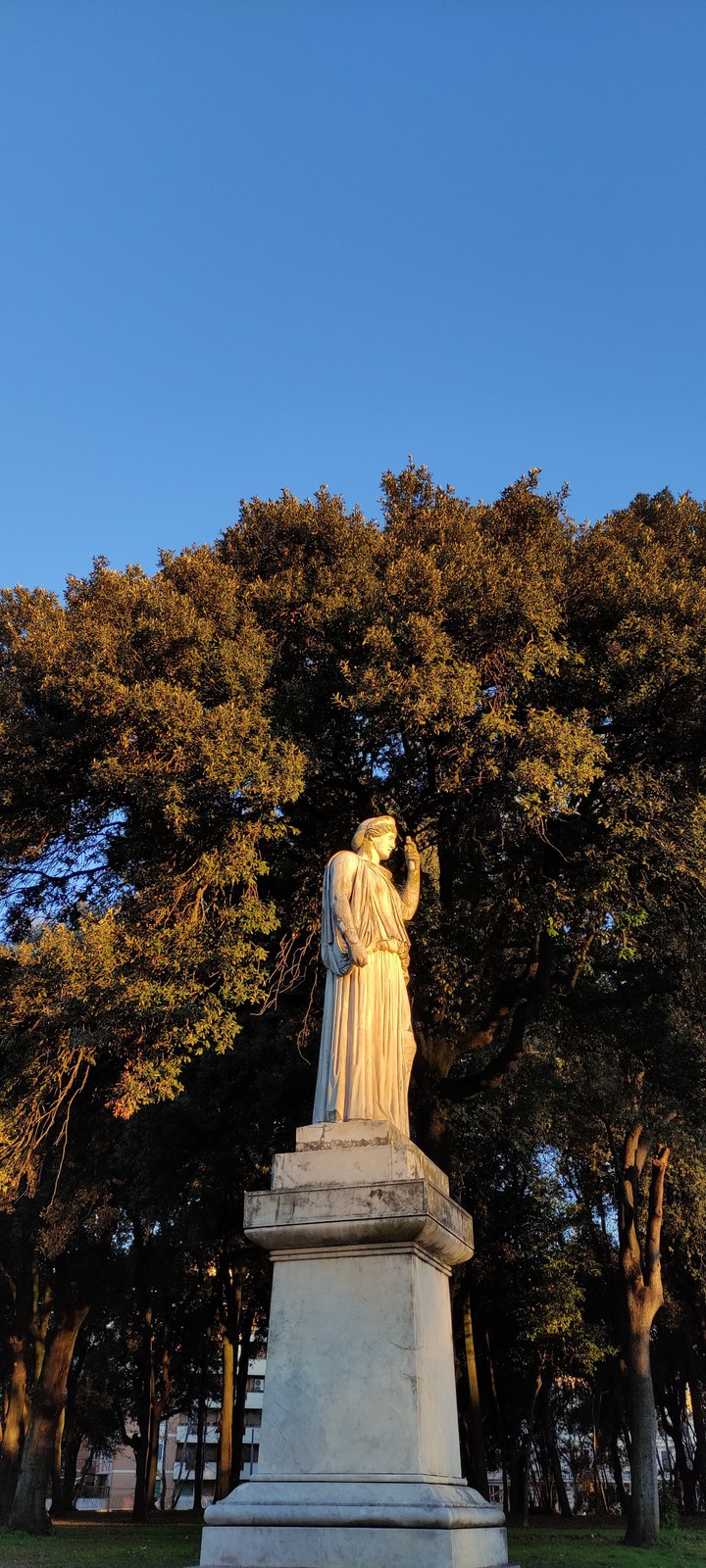 statue