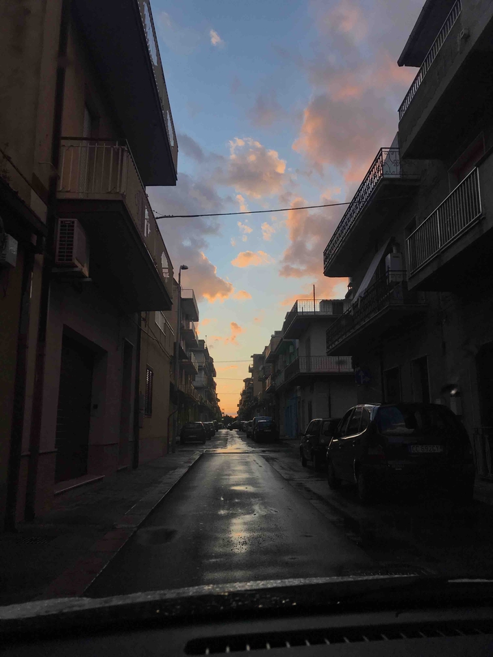 Per le strade di quel paesello, riflesso di tramonto rosso