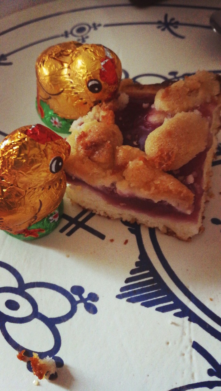 little chocolate chicks make themselves over plum cake