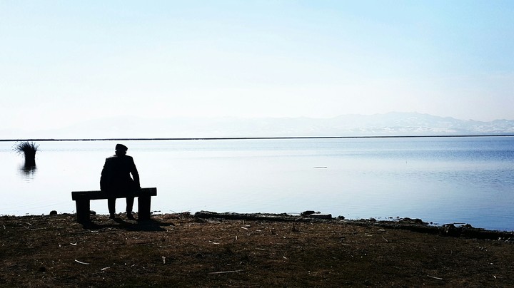 düşüncelere dalmış adam