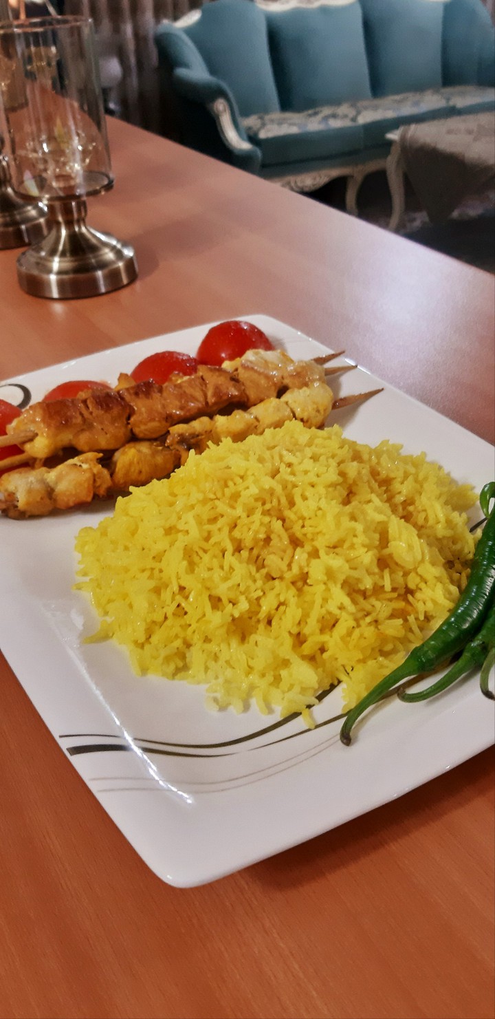 پلو زعفرونی و جوجه کباب