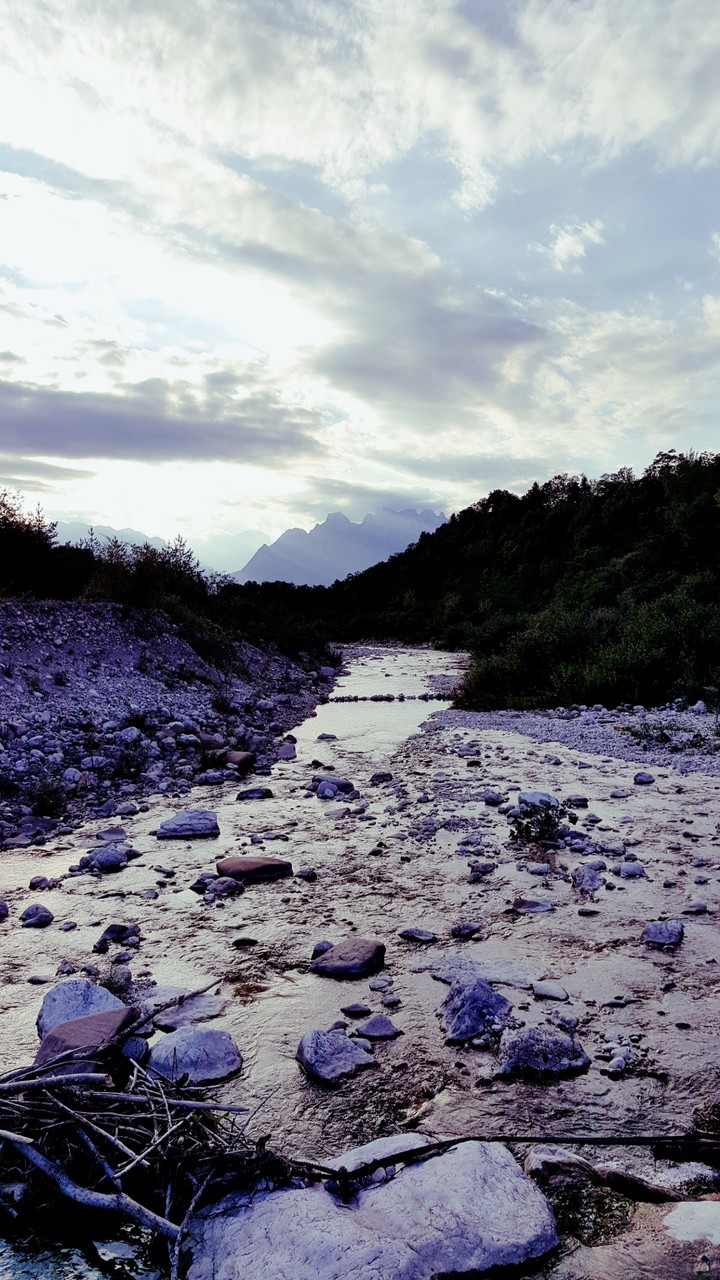 Torrente tra le montagne