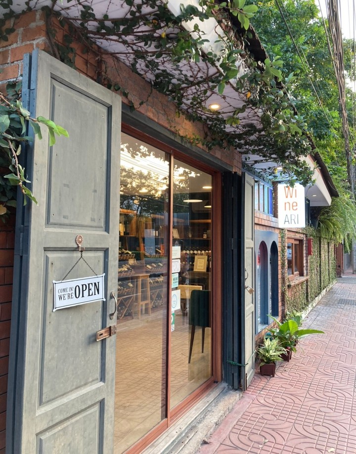 Wine's shop?