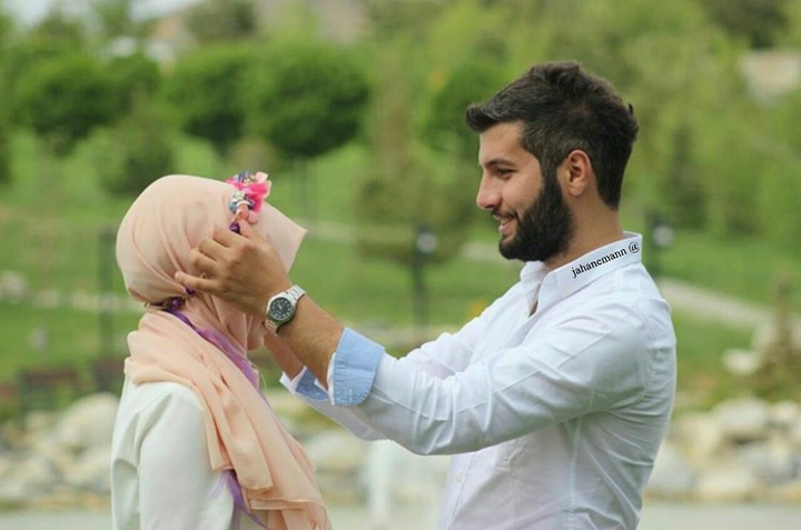 ،