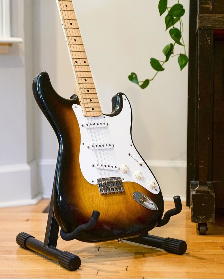 Sunburst Fender Stratocaster 2