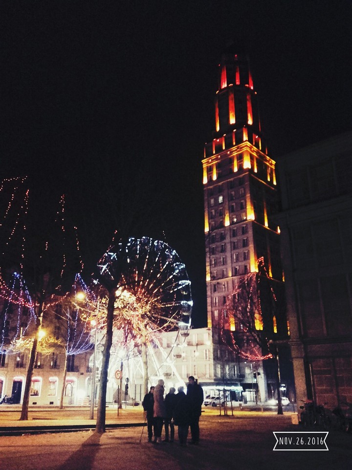 La tour de feu et la roue de lumière