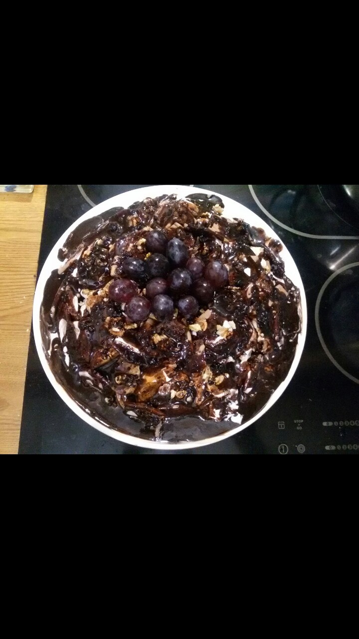 Крекерный торт со сметанным кремом и орехами