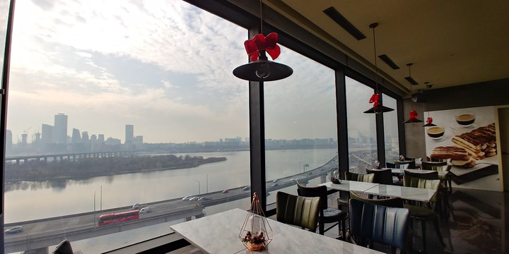 view of hanriver from a cafe 어느카페에서 본 한강뷰