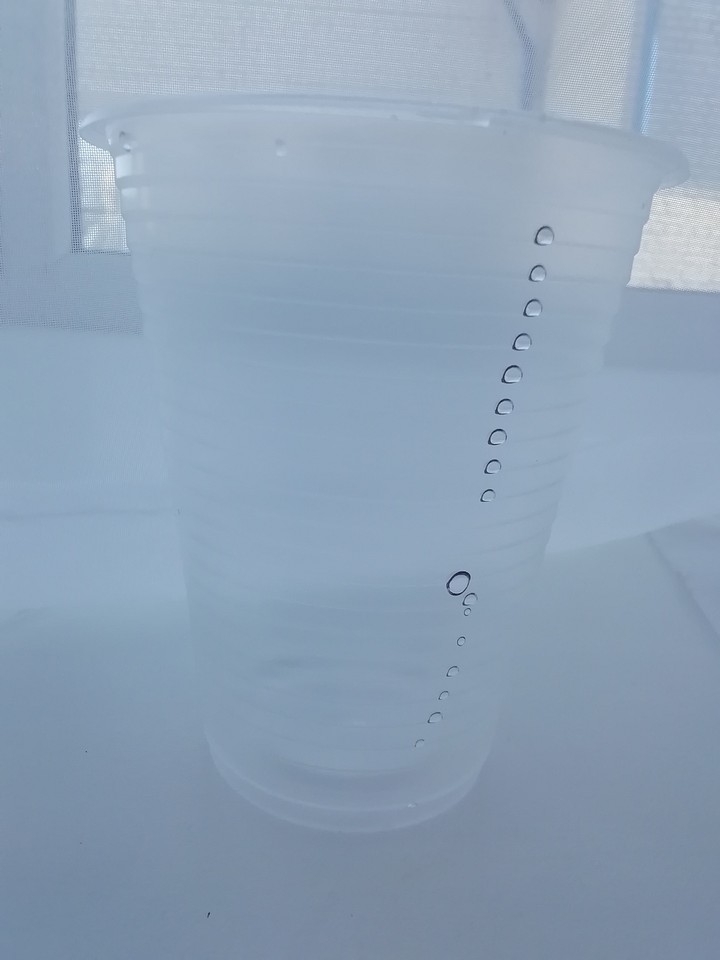 капельки воды в стакане