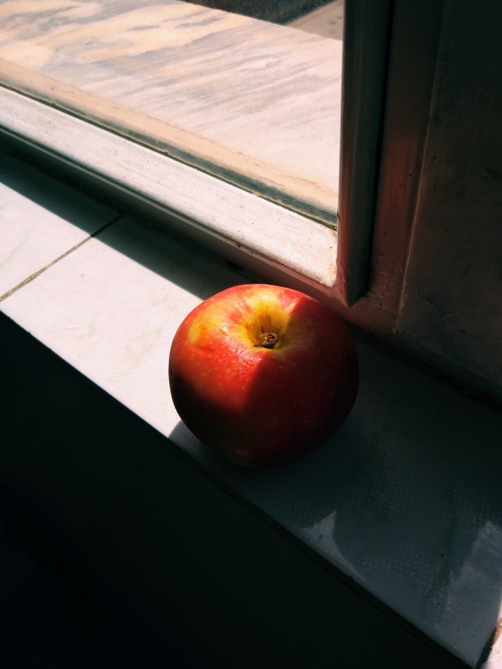 red apple