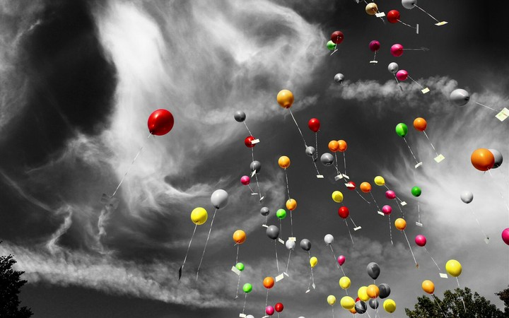 sky in fly coloursful balon