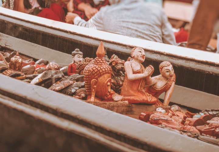 the little statues on boat