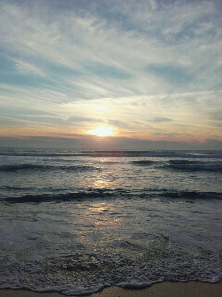 couché derrière les vague