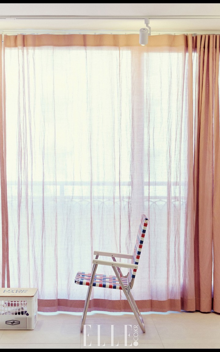 의자가 놓인 풍경