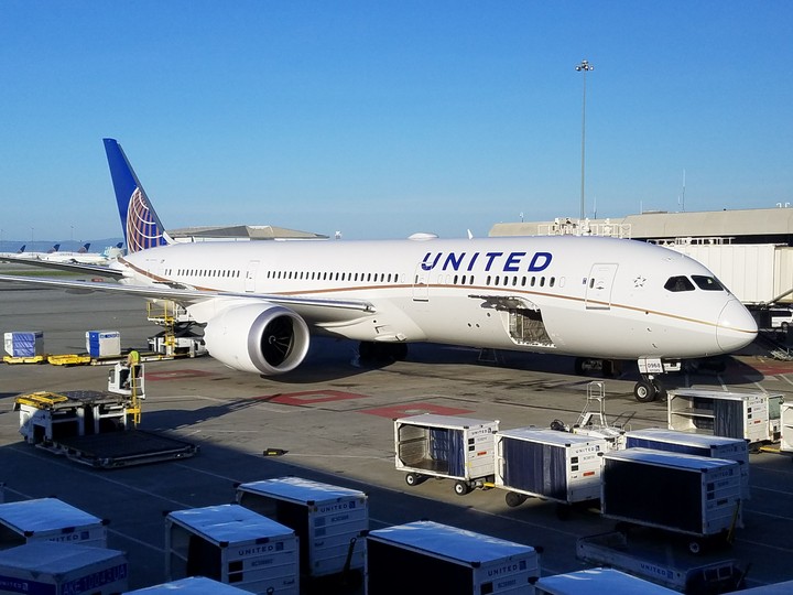 another United Airlines 787 at SFO