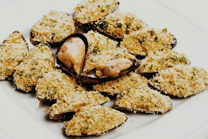 Cozze gratinate, Italia.