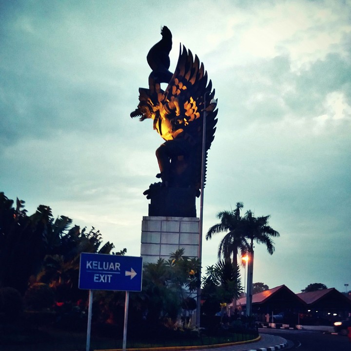 statue soekoano-hatta airport