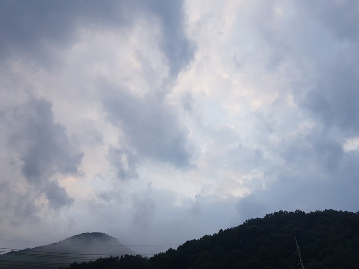 물안개로 흐릿한 산풍경