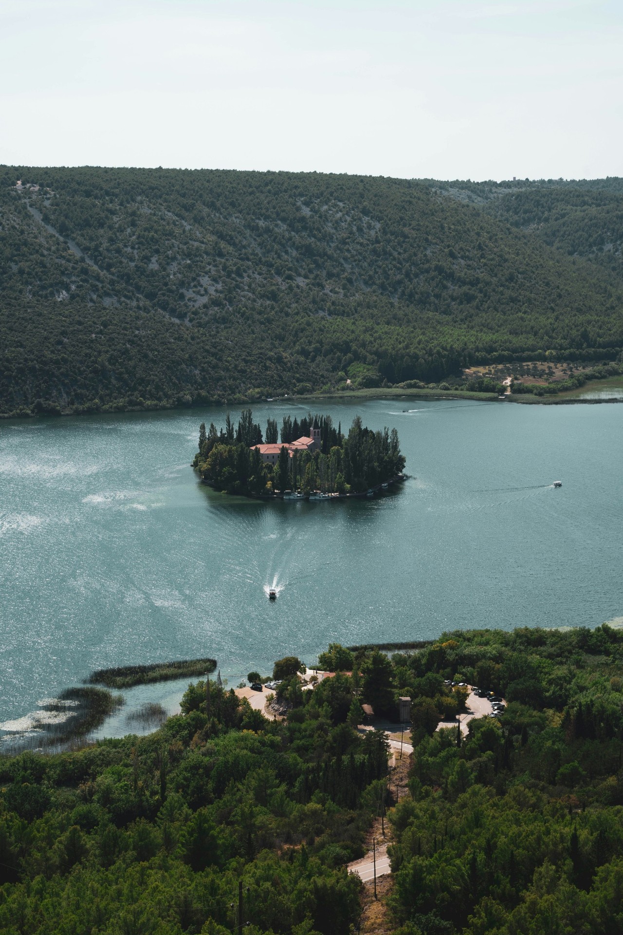 ταπετσαρίες loch, lake