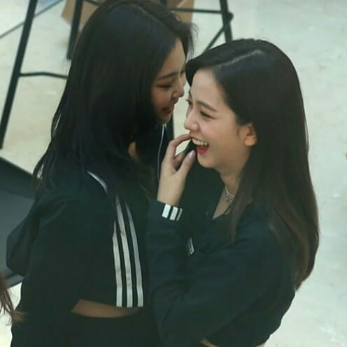 case com alguem q t olhe com a jennie olha p jiso