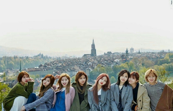 chou tzuyu and her friends