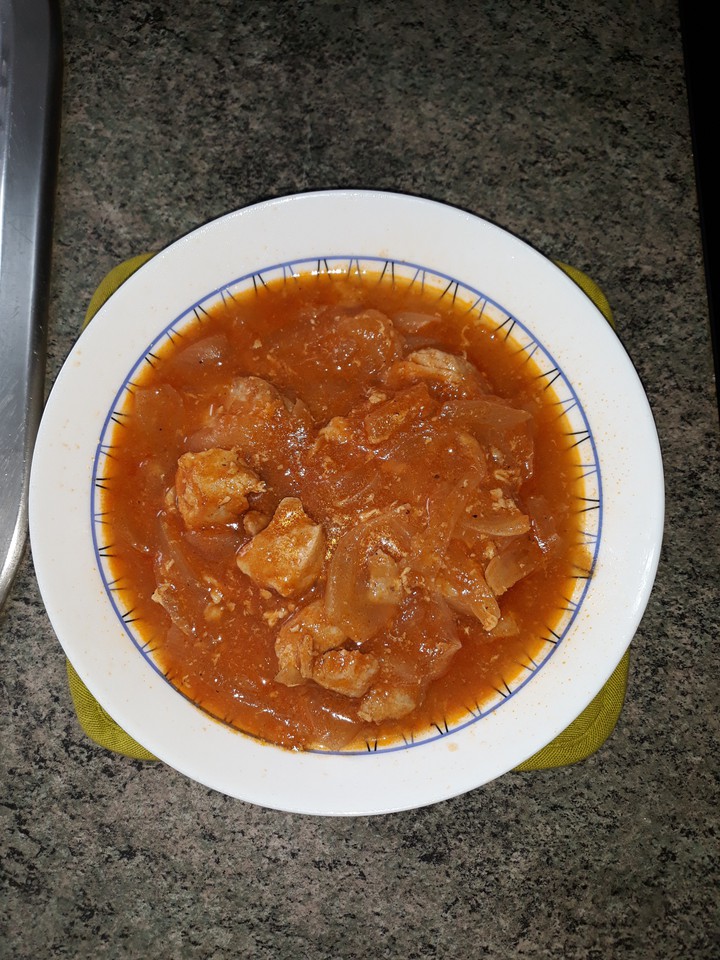 Atún con tomate y vino blanco