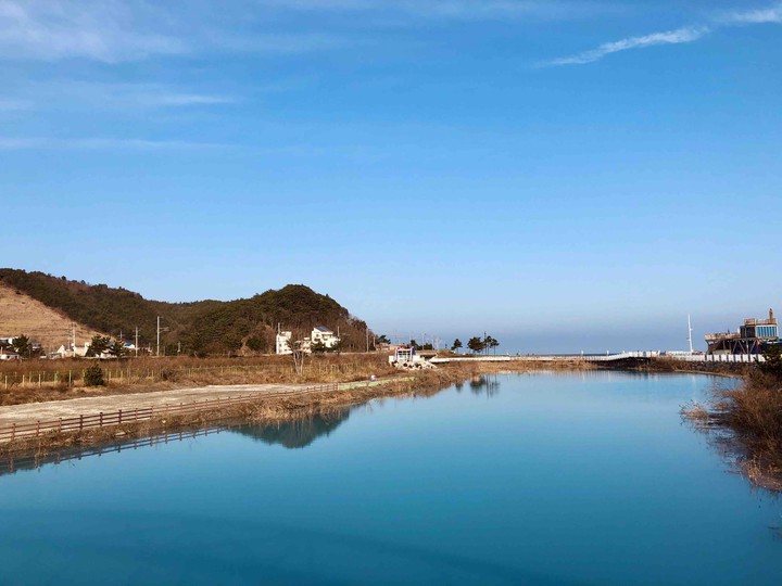 A Little Country: The lake melted into the sky