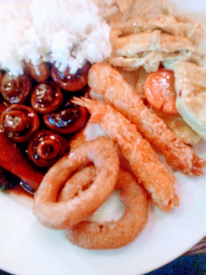 Garnelen tintenfischringe und campiongs mit reis und Cüry