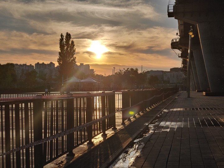 SUN SAT IN THE HANRIVER