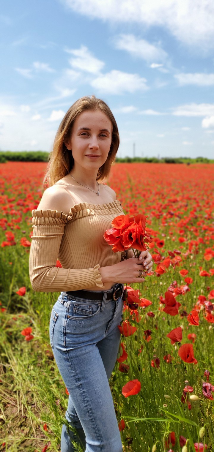 дівчина з маками