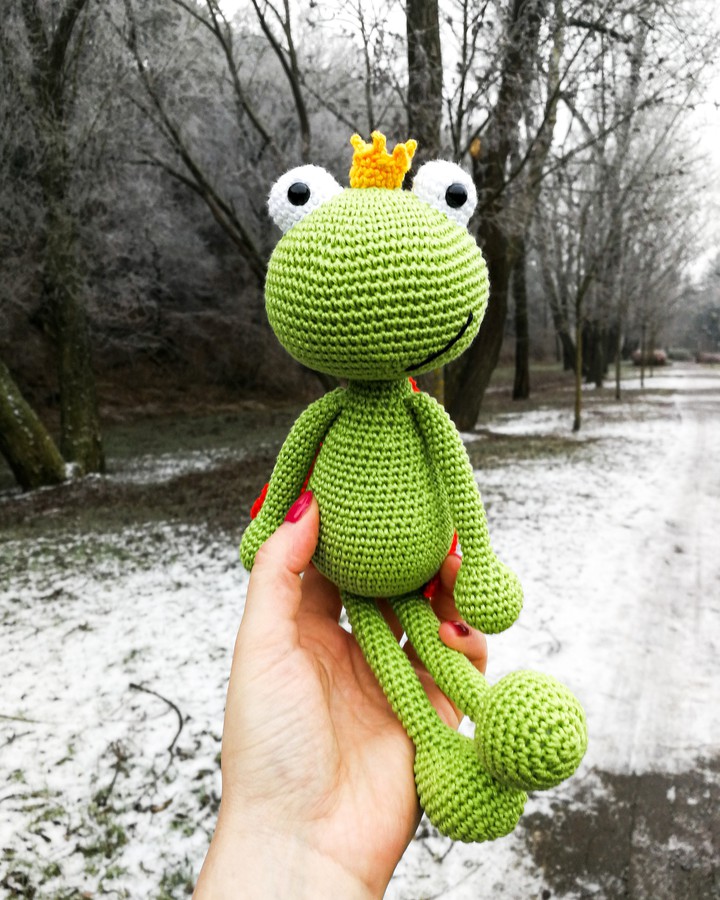 crochet amigurumi frog
