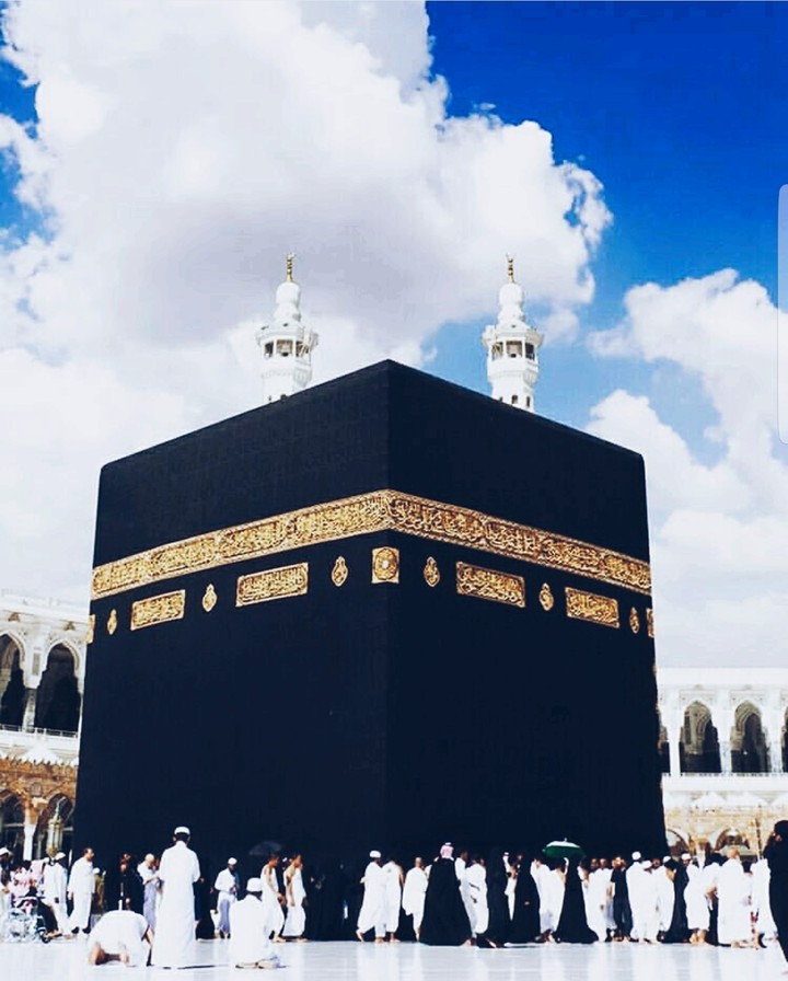 The Kaaba is the kiss of Muslims for prayer and supplication