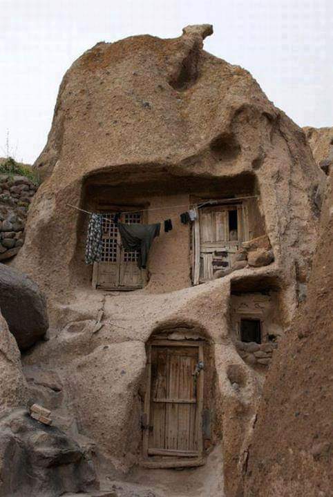 ،