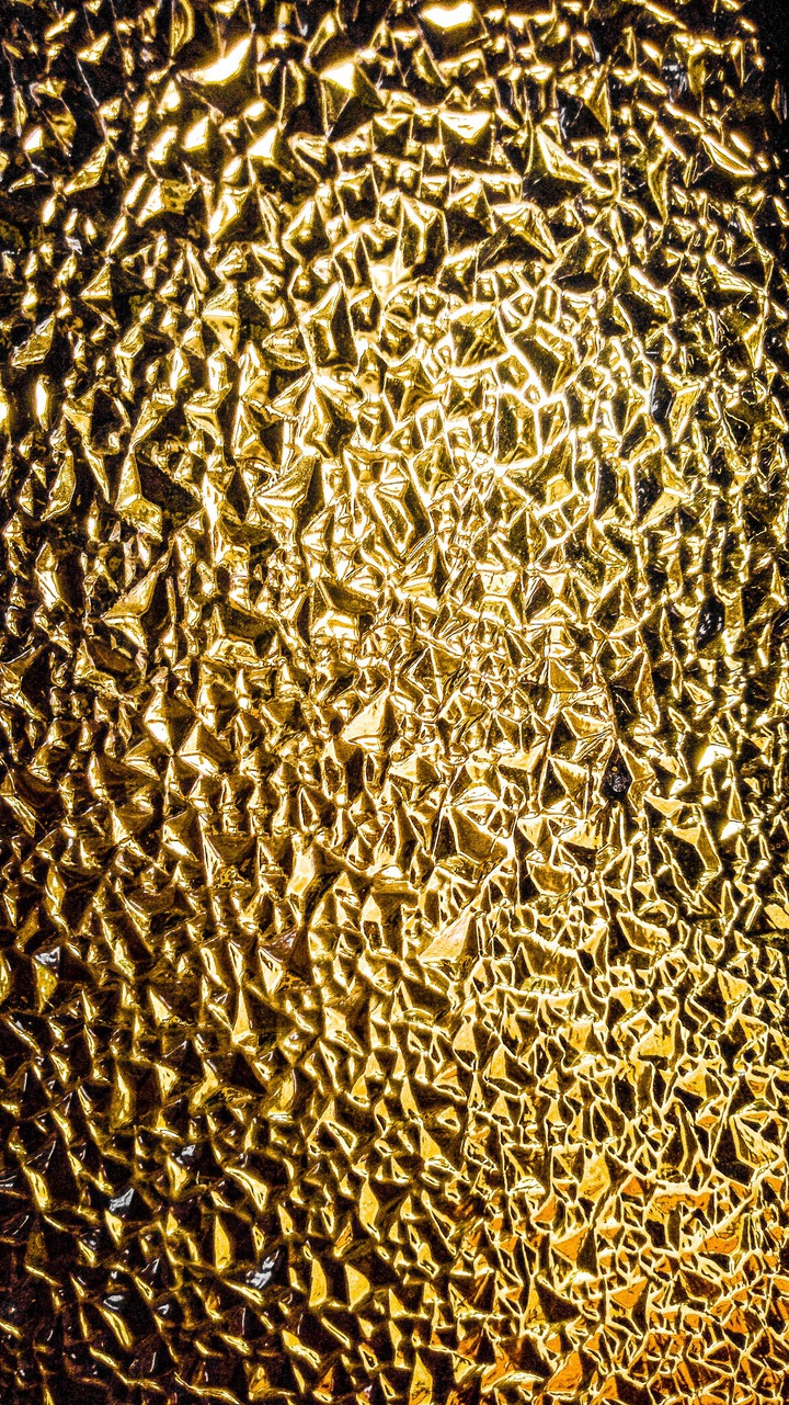Crystals of the yellow Glass