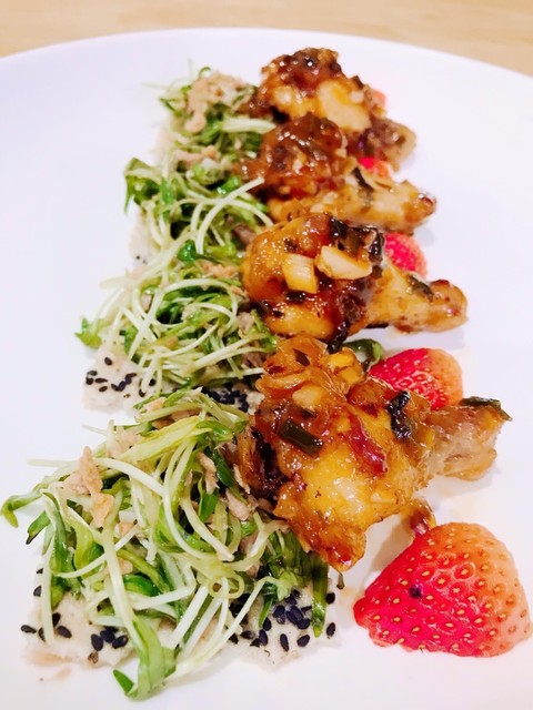 Chicken thighs with strawberry sauce and a salad of sprouted greens