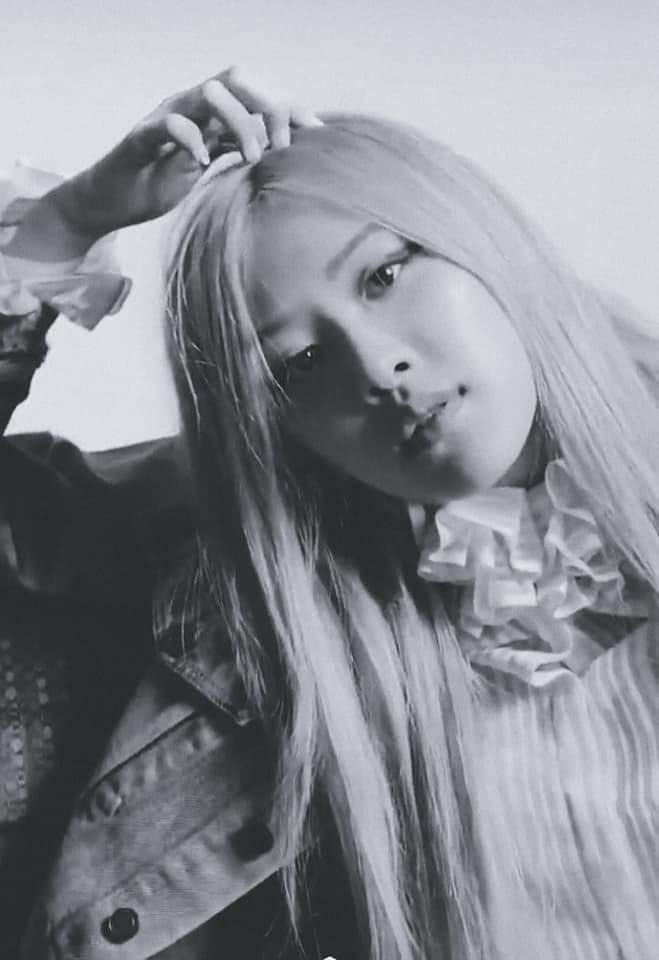 201202 ROSÉ X Saint Laurent (3)
