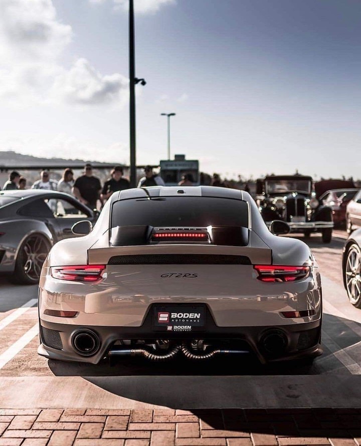 PORSCHE 911 GT2RS