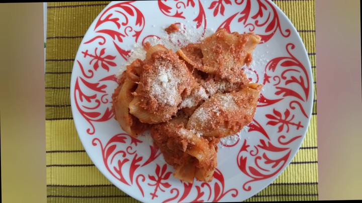 Tomato sauce with tuna for pasta