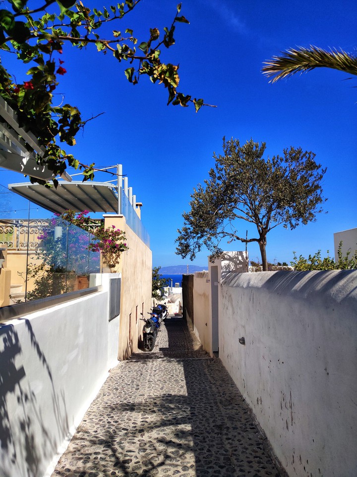 Side street in Oia
