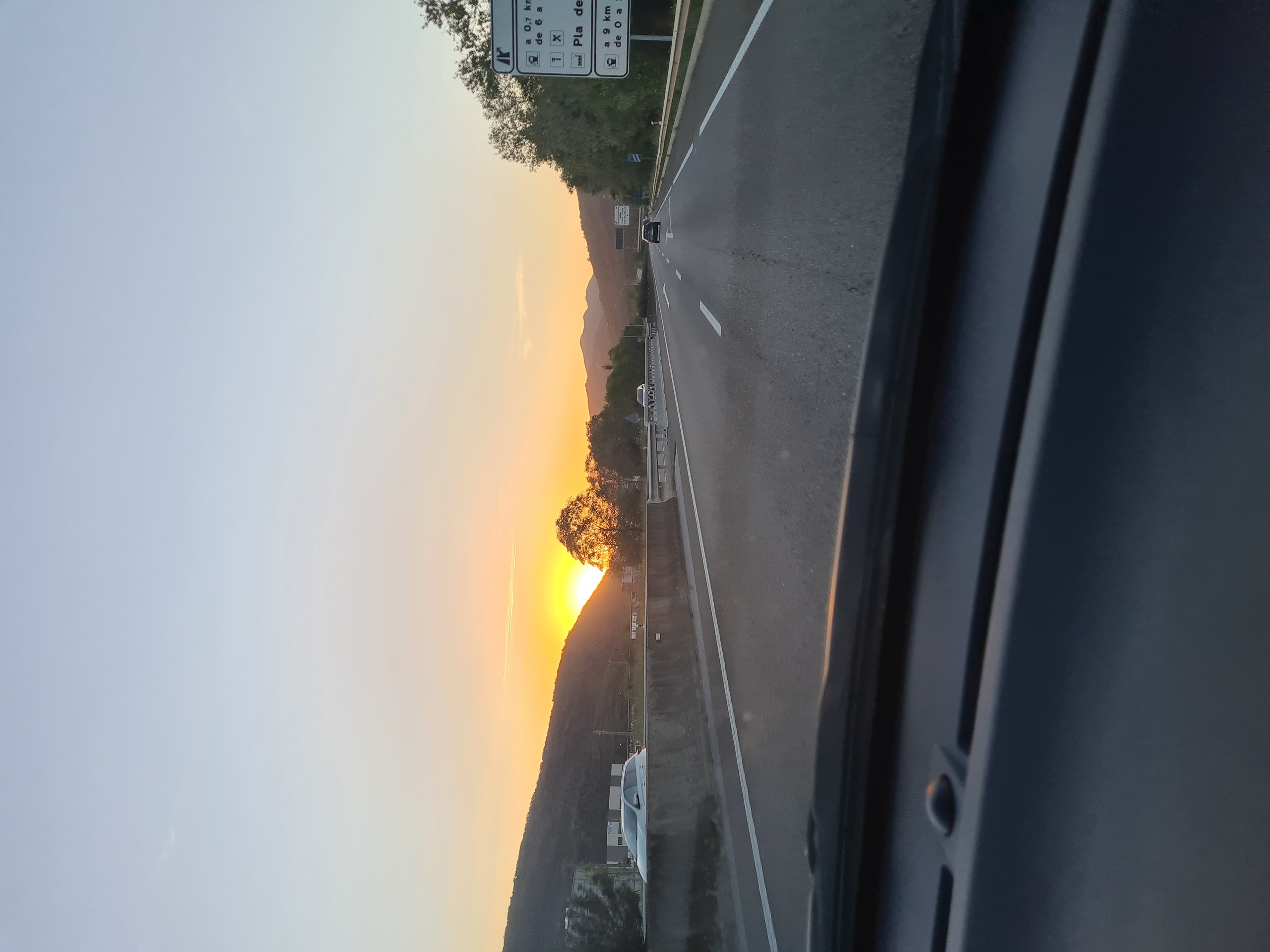 Sky, Mode_of_transport, Road