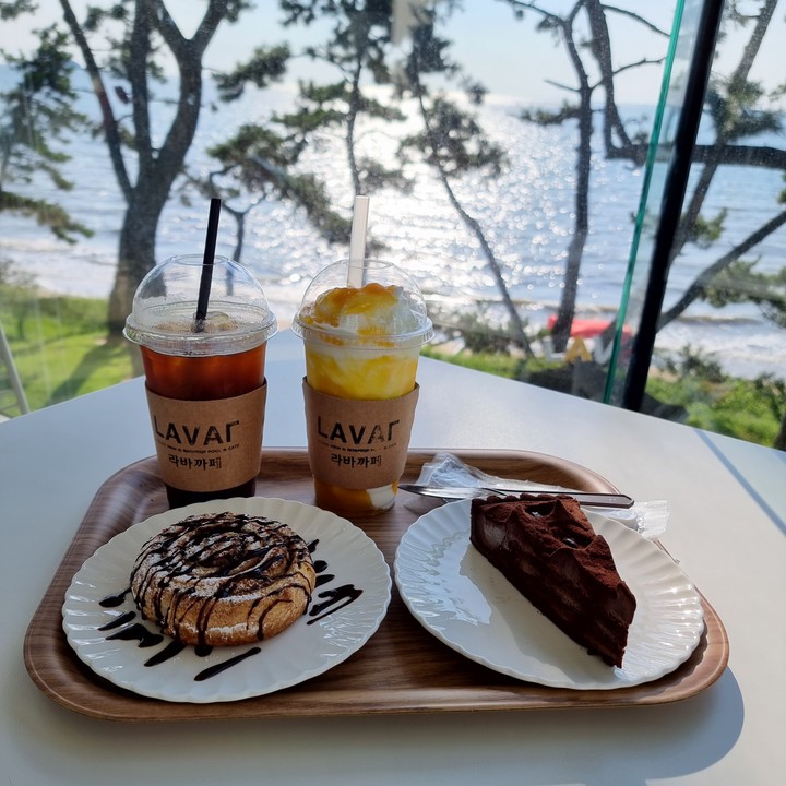 바닷가 카페에서
