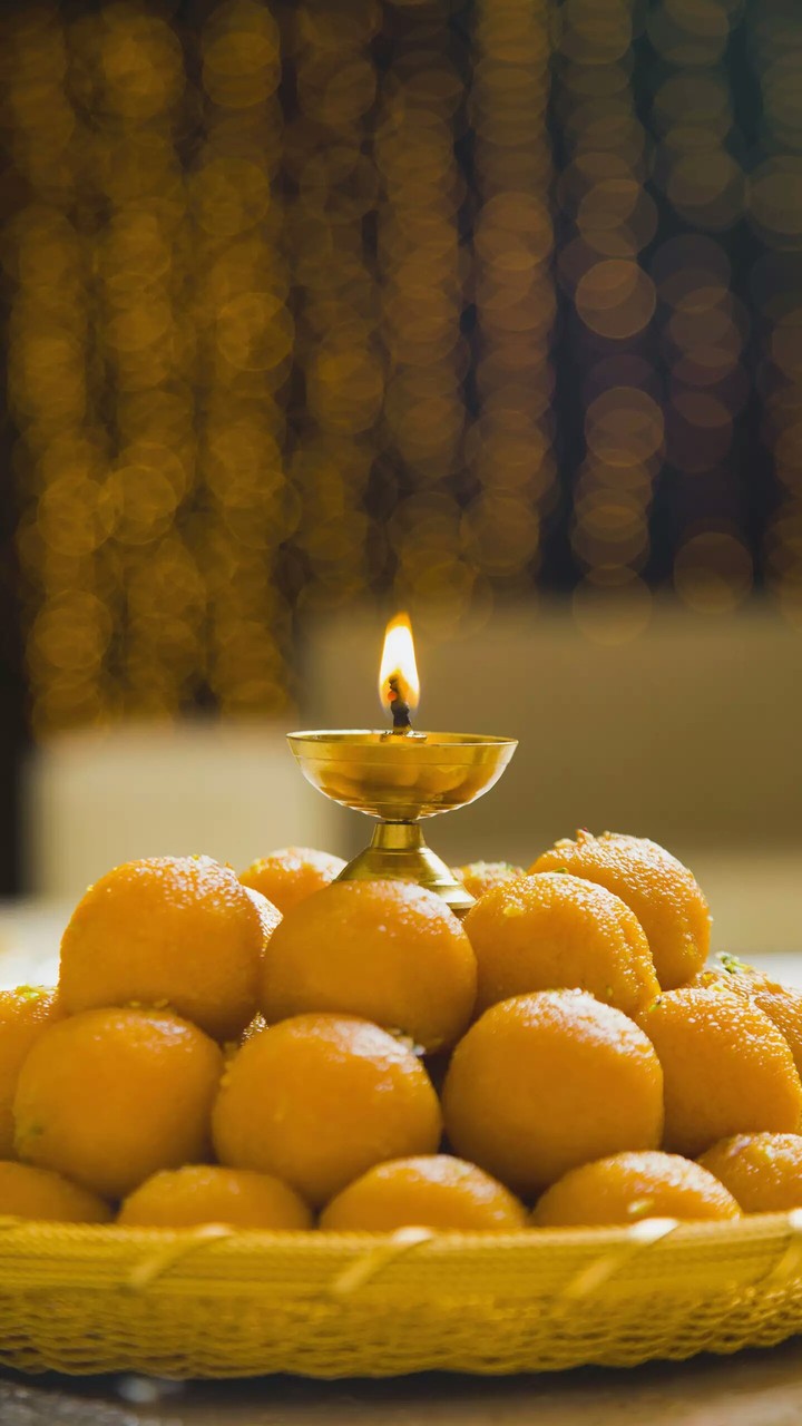 diya with laddos