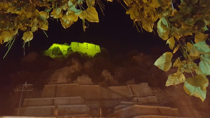 una cornice di foglie