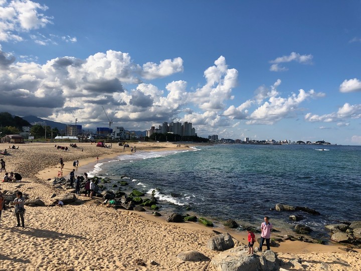 해변><